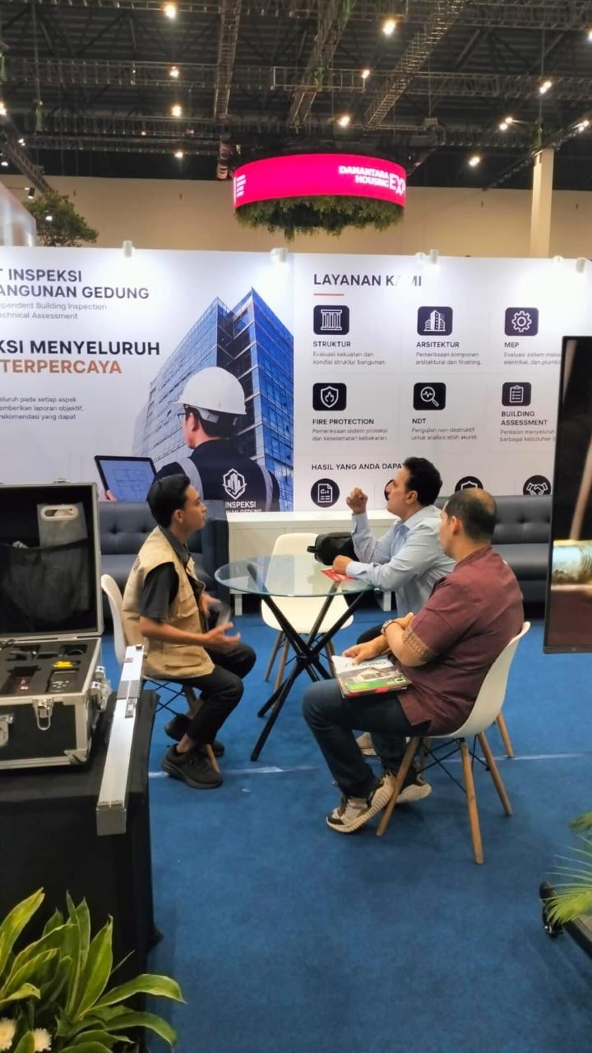 Tim Inspektor Rumah berdiskusi dengan pengunjung di booth pameran