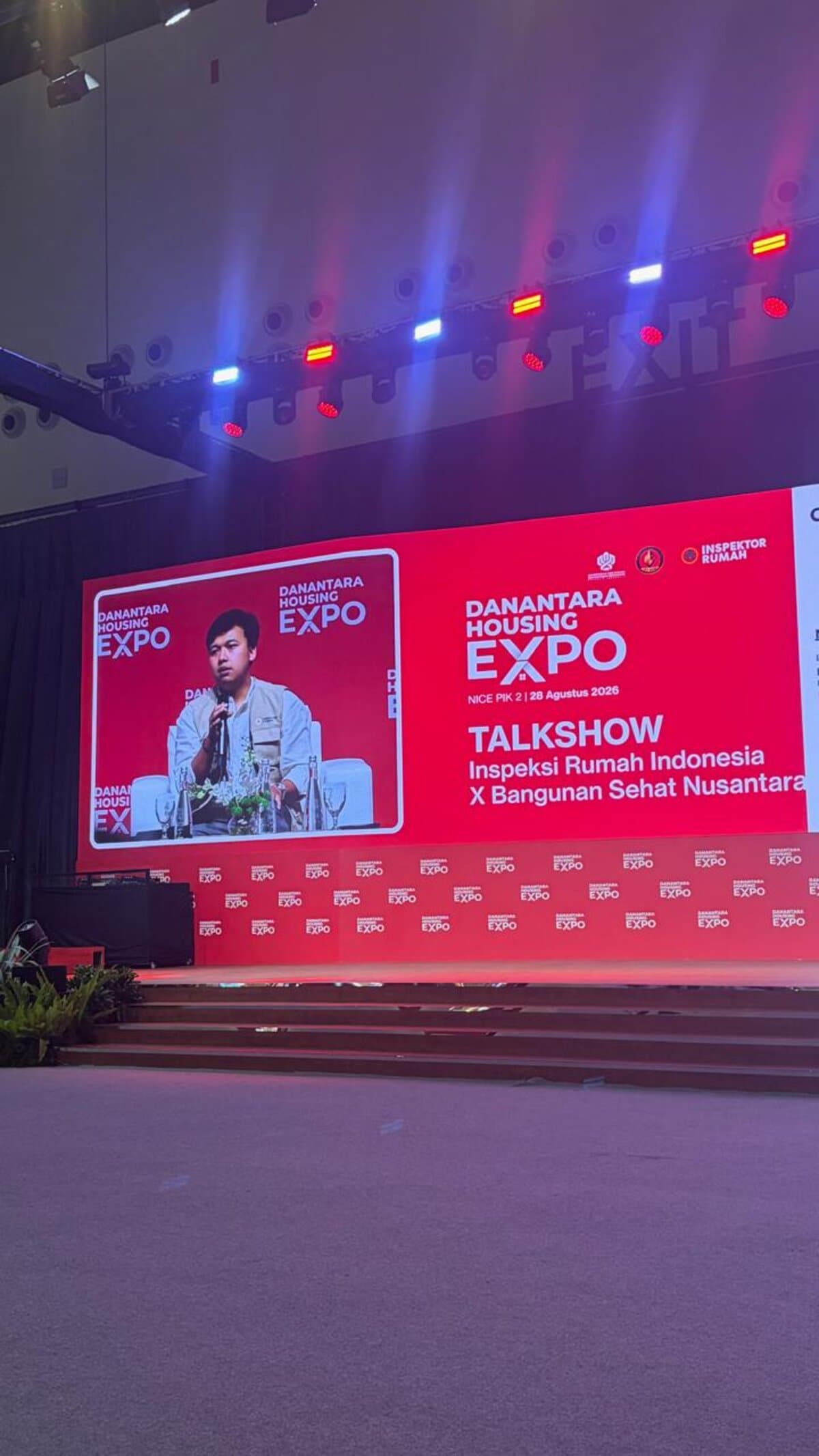 Pembicara sesi talkshow Inspeksi Rumah Indonesia di layar panggung