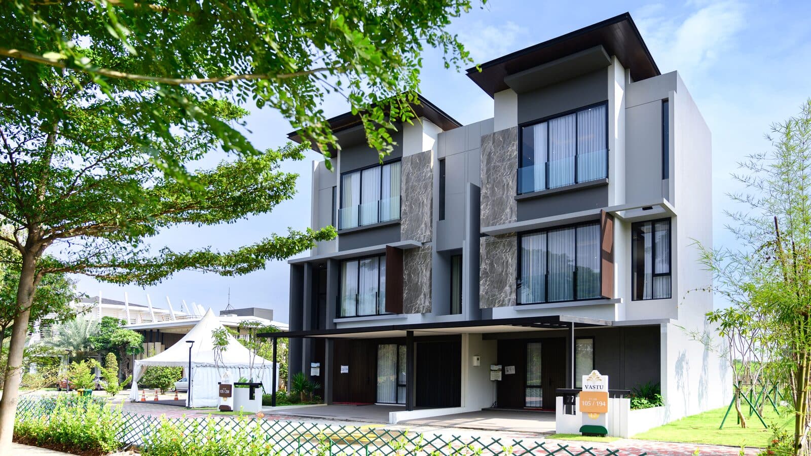 Rumah menengah yang dijadikan contoh paket Reguler