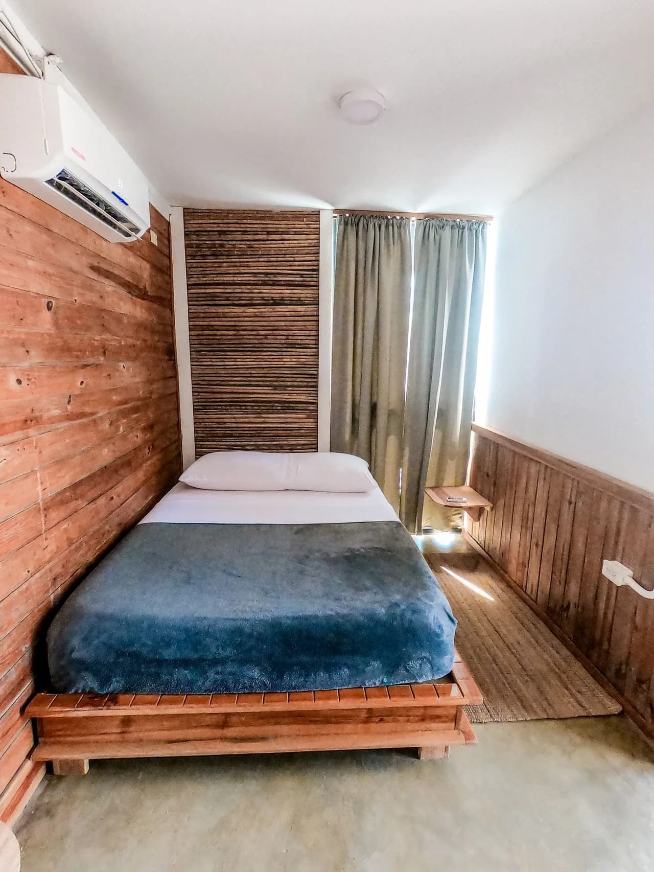 Foto kamar hunian sewa dengan tempat tidur dan jendela