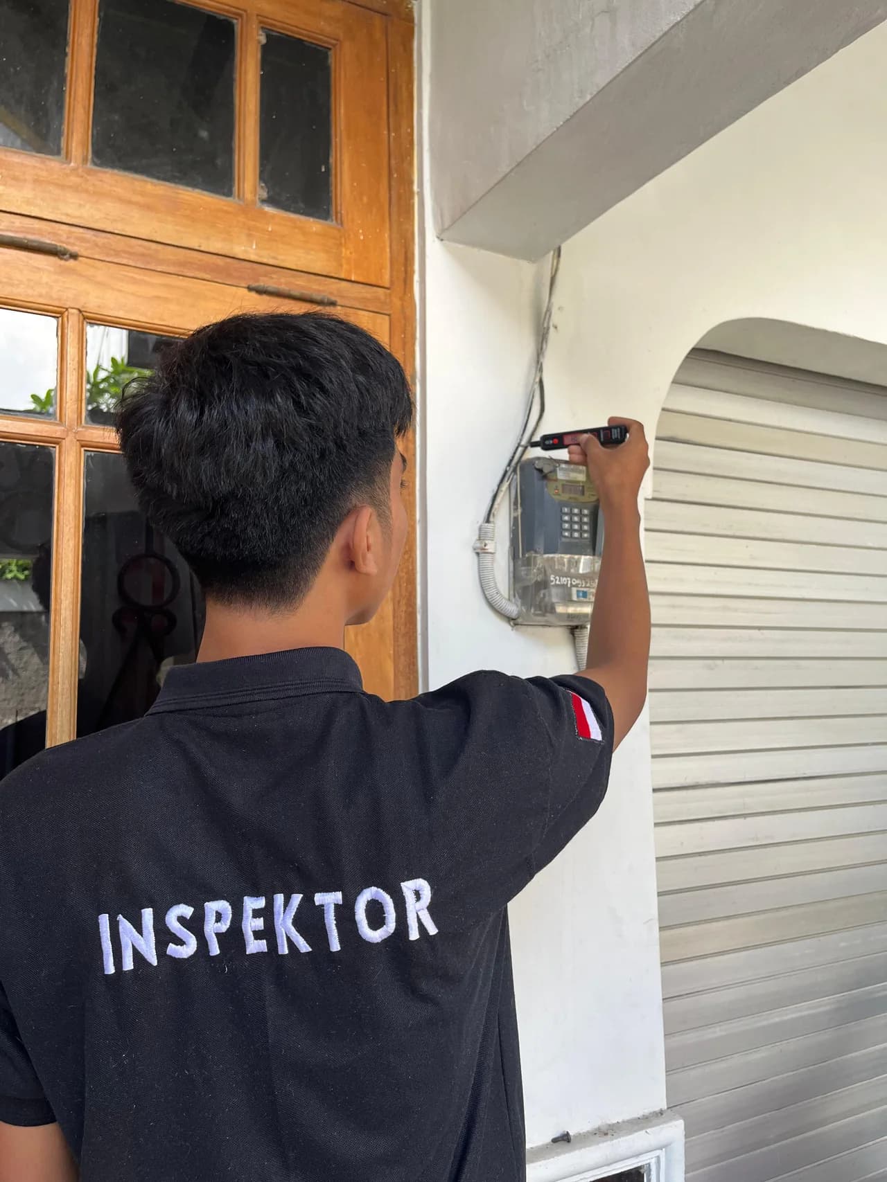 Inspektor memeriksa panel dan instalasi kelistrikan rumah