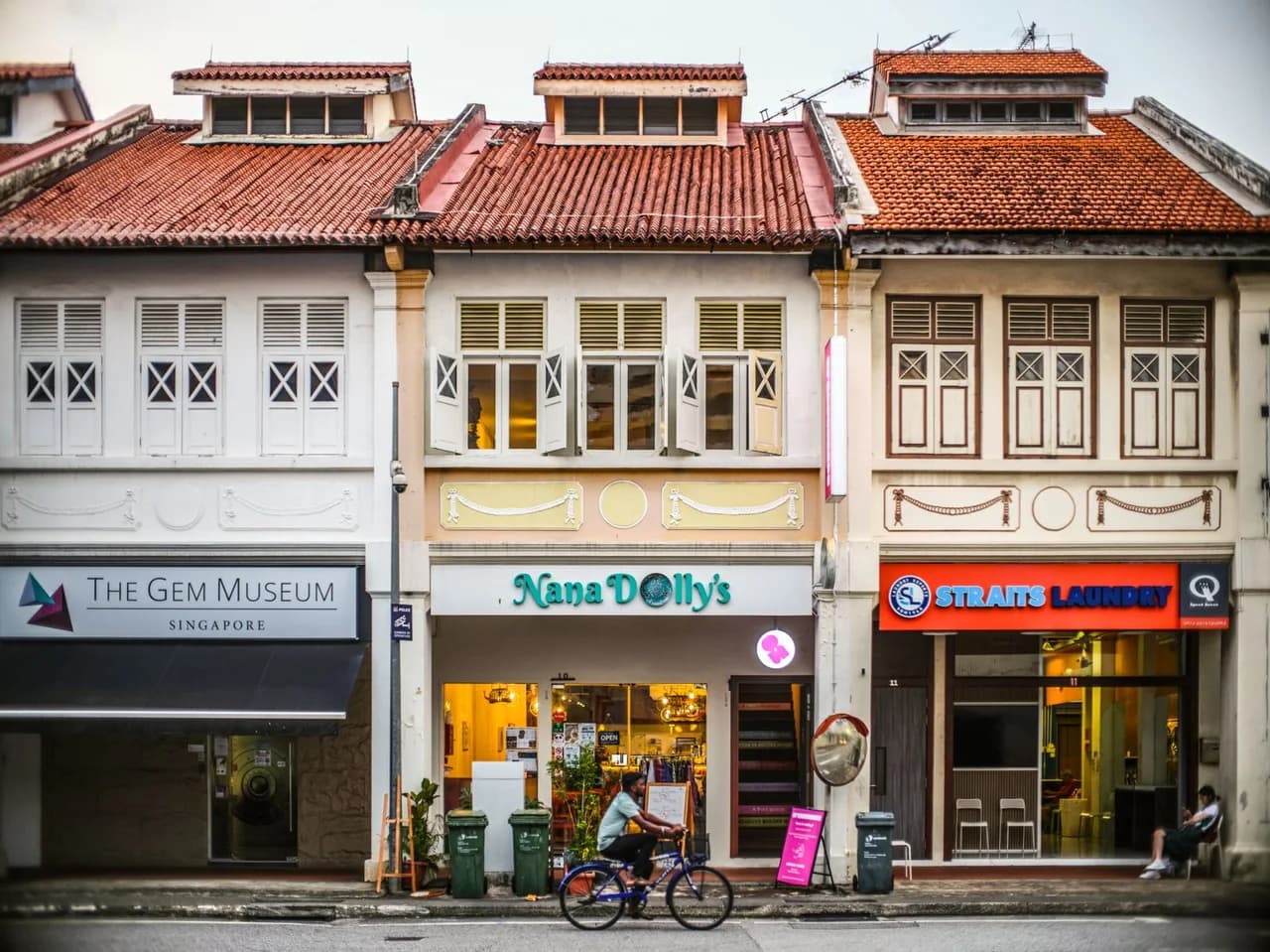 Foto deretan shophouse dengan toko di lantai dasar